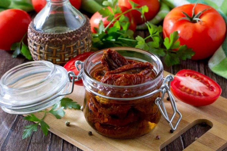 В'ялені помідори на зиму: 8 рецептів, які зможе приготувати кожен
