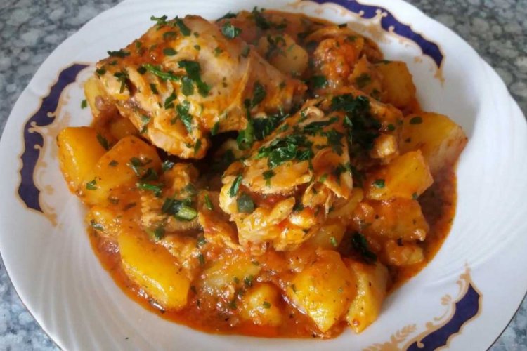 15 швидких рецептів курки у томатному соусі