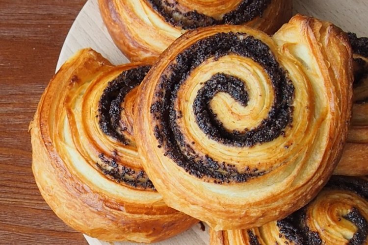 Булочки з маком: 12 простих рецептів, які полюбить уся сім'я