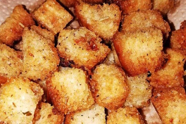 Сухарики у духовці: 20 рецептів, перед якими неможливо встояти