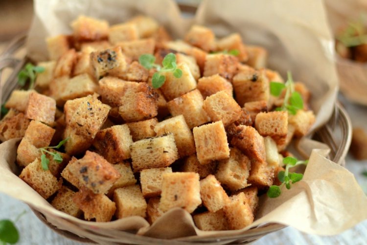 Сухарики у духовці: 20 рецептів, перед якими неможливо встояти