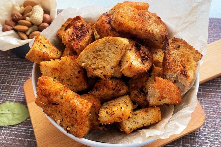 Сухарики у духовці: 20 рецептів, перед якими неможливо встояти