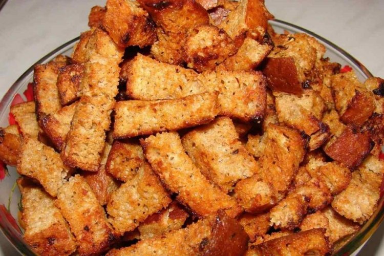 Сухарики у духовці: 20 рецептів, перед якими неможливо встояти
