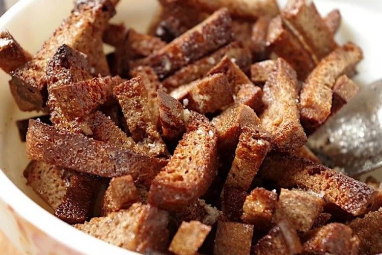 Сухарики у духовці: 20 рецептів, перед якими неможливо встояти