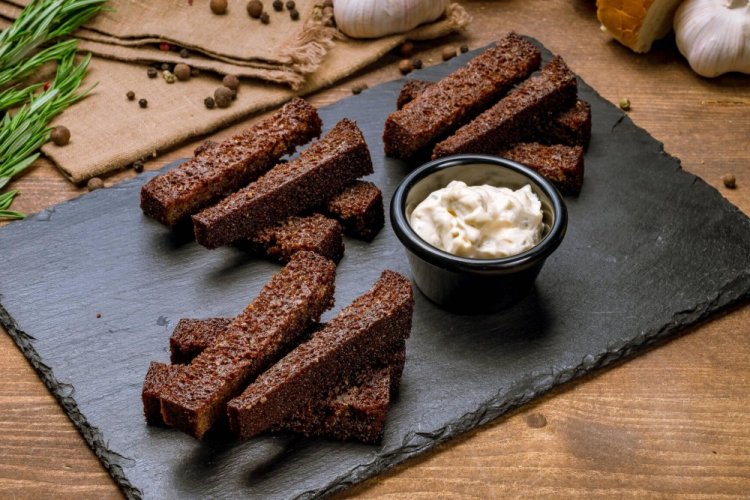 Сухарики у духовці: 20 рецептів, перед якими неможливо встояти