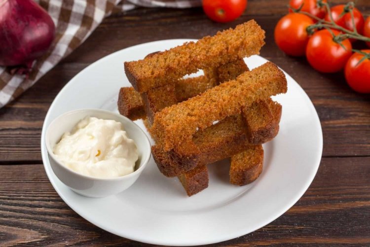 Сухарики у духовці: 20 рецептів, перед якими неможливо встояти