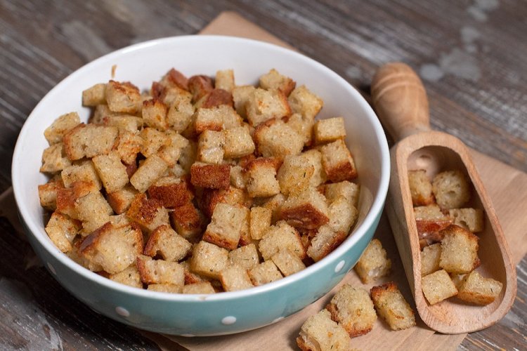 Сухарики у духовці: 20 рецептів, перед якими неможливо встояти