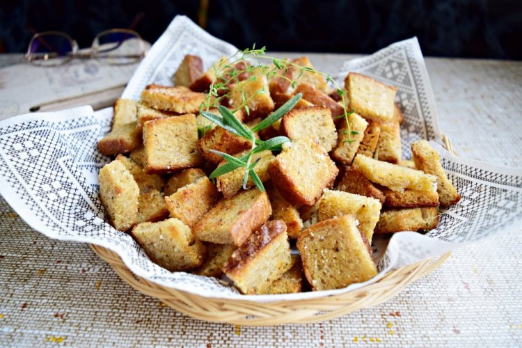 Сухарики у духовці: 20 рецептів, перед якими неможливо встояти