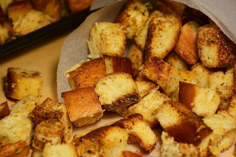 Сухарики у духовці: 20 рецептів, перед якими неможливо встояти