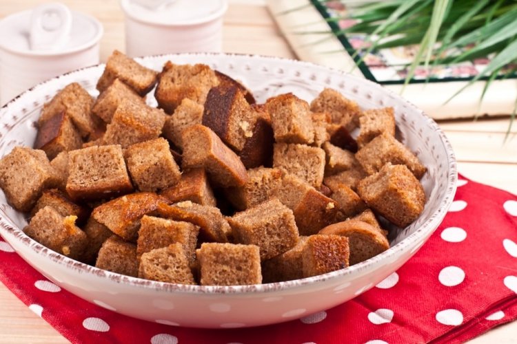 Сухарики у духовці: 20 рецептів, перед якими неможливо встояти
