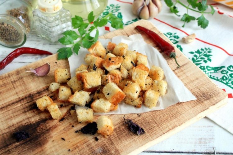 Сухарики у духовці: 20 рецептів, перед якими неможливо встояти