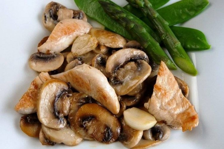 15 незрівнянних рецептів курки з грибами на сковороді