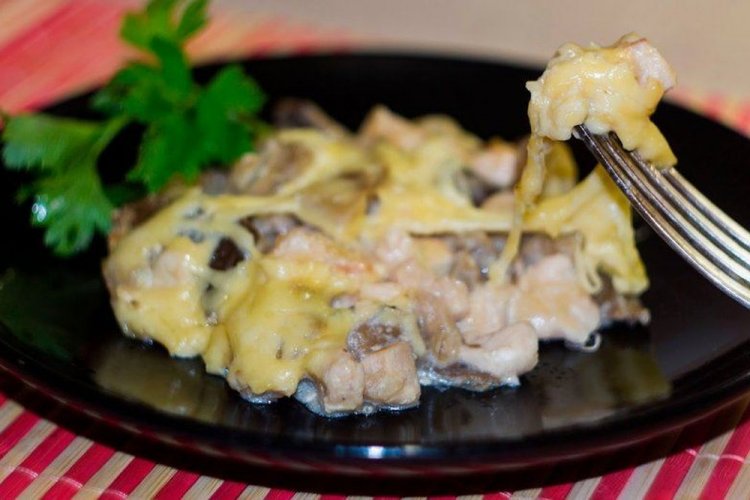 15 незрівнянних рецептів курки з грибами на сковороді