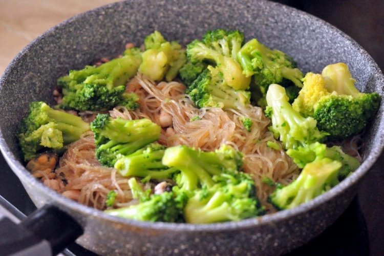 15 салатів з фунчозою та овочами, які готуються нашвидкуруч