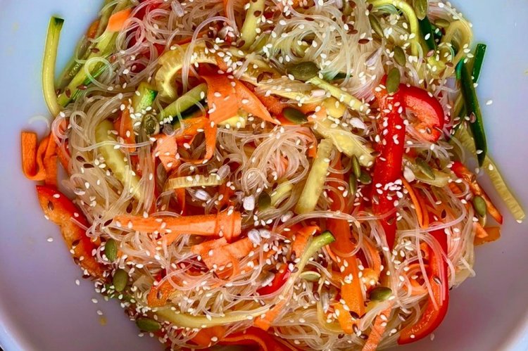 15 салатів з фунчозою та овочами, які готуються нашвидкуруч