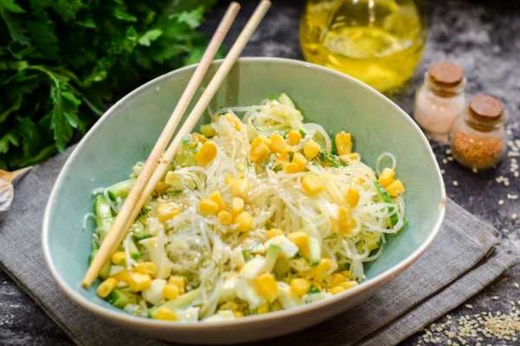 15 салатів з фунчозою та овочами, які готуються нашвидкуруч