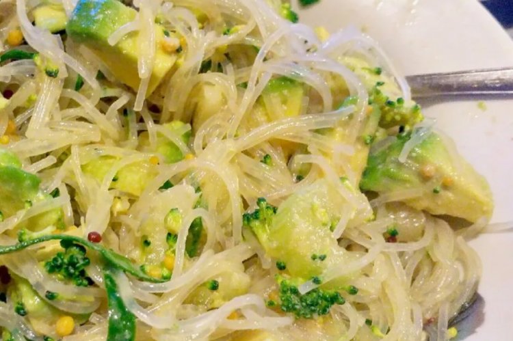 15 салатів з фунчозою та овочами, які готуються нашвидкуруч