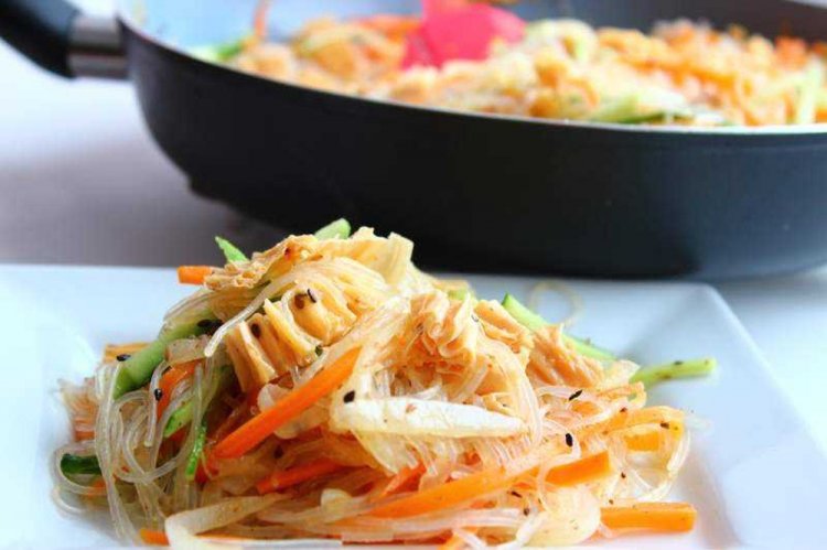 15 салатів з фунчозою та овочами, які готуються нашвидкуруч