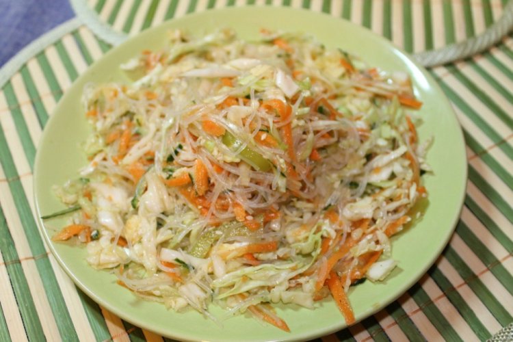 15 салатів з фунчозою та овочами, які готуються нашвидкуруч