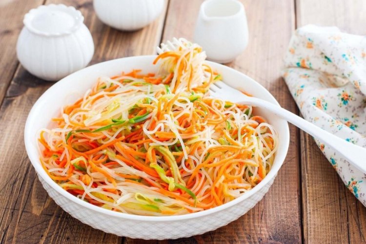 15 салатів з фунчозою та овочами, які готуються нашвидкуруч
