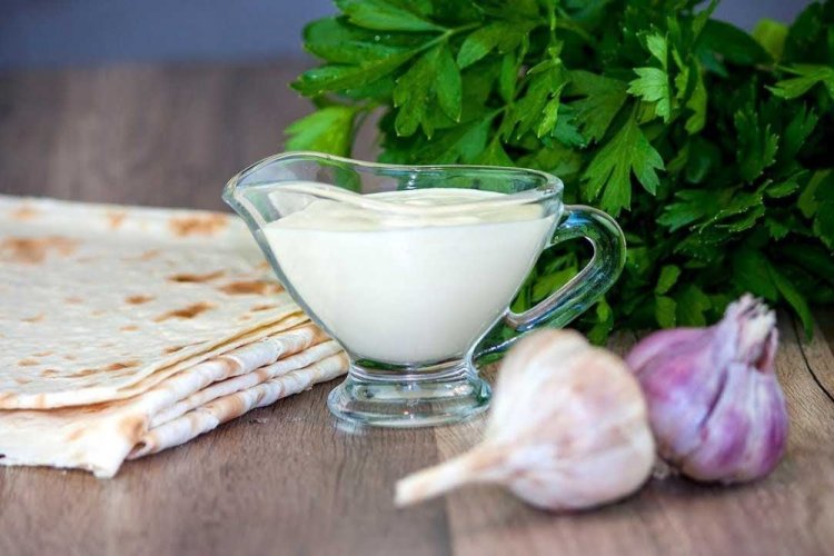 15 швидких рецептів часникового соусу для шаурми