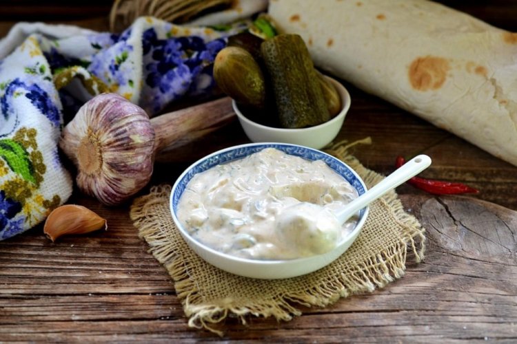 15 швидких рецептів часникового соусу для шаурми