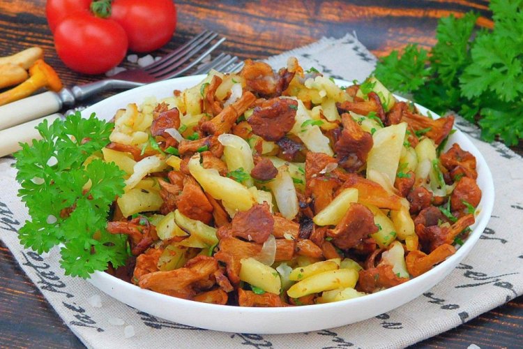 8 простих рецептів смаженої картоплі з лисичками на сковороді