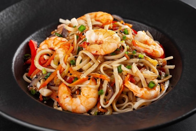 10 оригінальних рецептів локшини вок з креветками