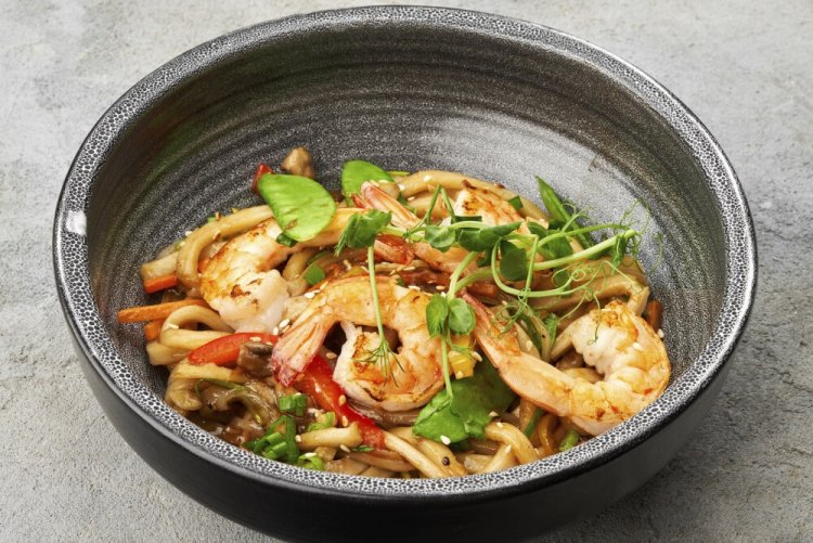 10 оригінальних рецептів локшини вок з креветками