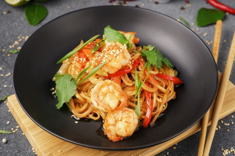 10 оригінальних рецептів локшини вок з креветками