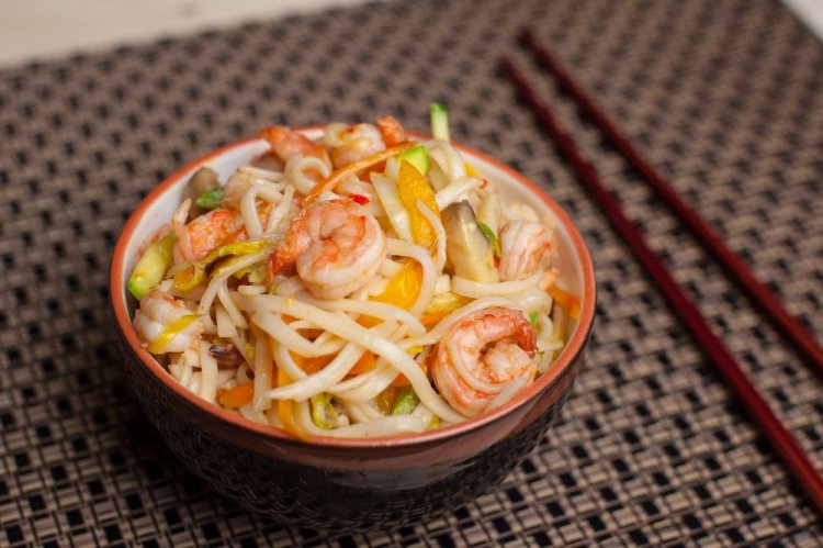 10 оригінальних рецептів локшини вок з креветками