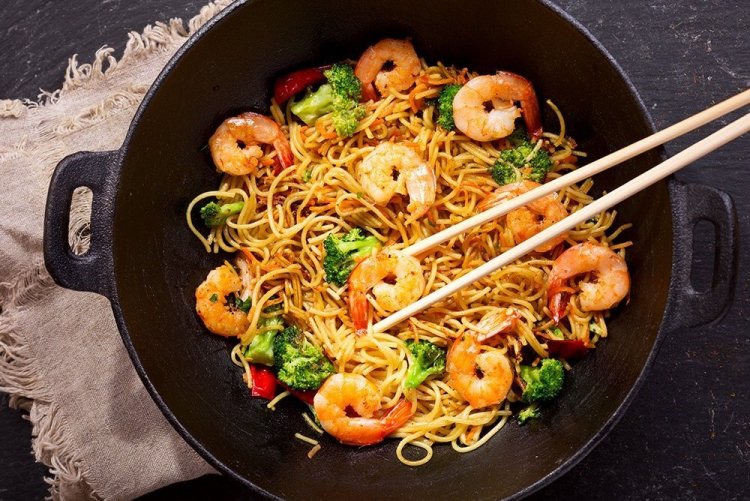 10 оригінальних рецептів локшини вок з креветками