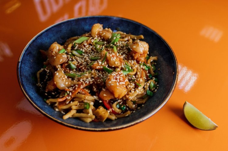 10 оригінальних рецептів локшини вок з креветками