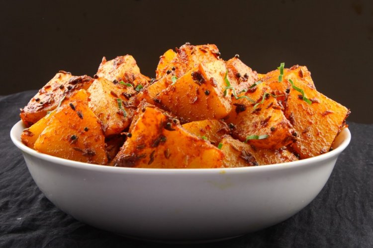 12 легких та бюджетних рецептів смаженої картоплі з цибулею на сковороді