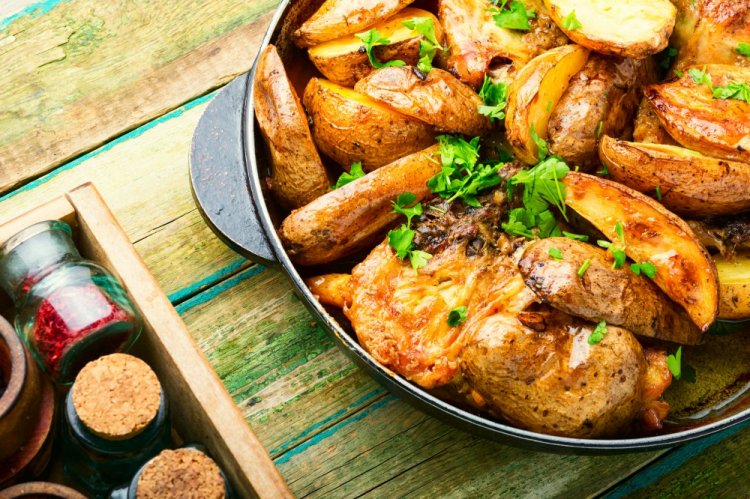 12 легких та бюджетних рецептів смаженої картоплі з цибулею на сковороді