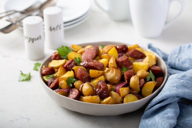 12 легких та бюджетних рецептів смаженої картоплі з цибулею на сковороді