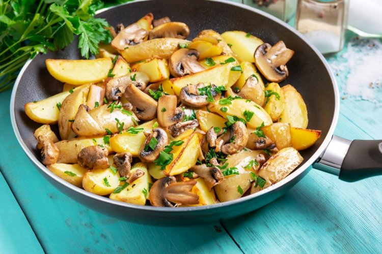 12 легких та бюджетних рецептів смаженої картоплі з цибулею на сковороді