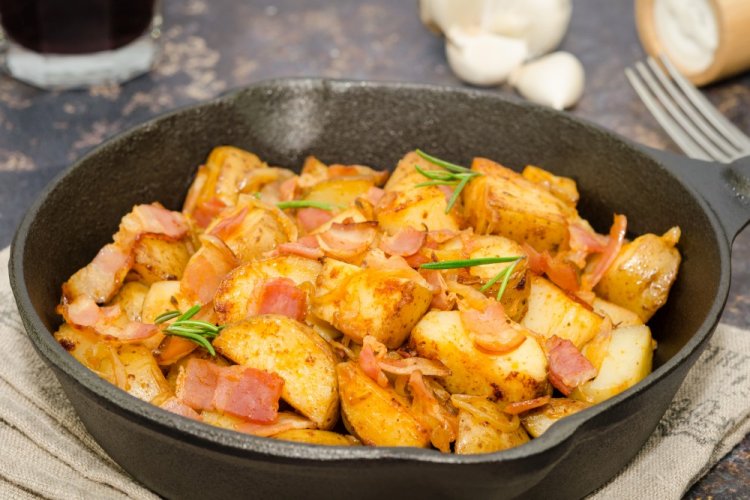 12 легких та бюджетних рецептів смаженої картоплі з цибулею на сковороді