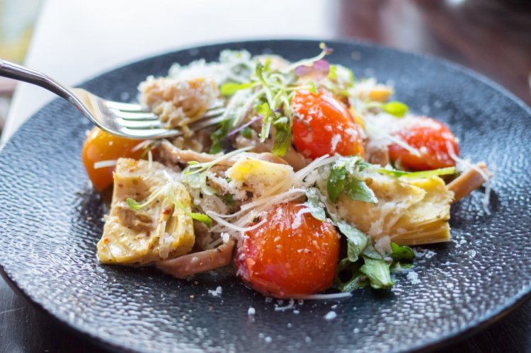 12 салатів з артишоками, які урізноманітнять звичний раціон