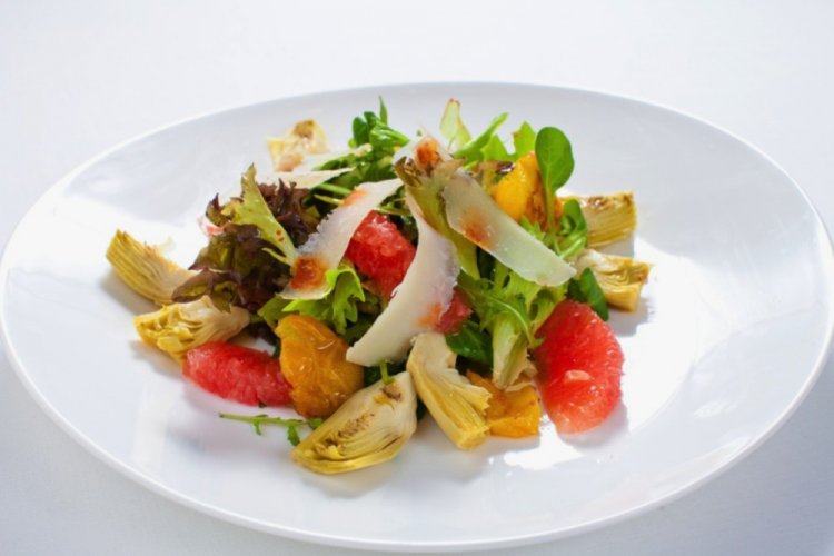 12 салатів з артишоками, які урізноманітнять звичний раціон