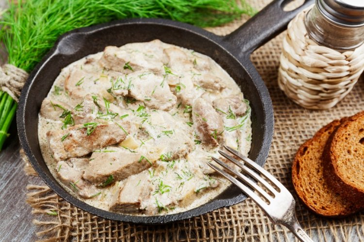 8 відмінних рецептів курячої печінки у сметані на сковороді