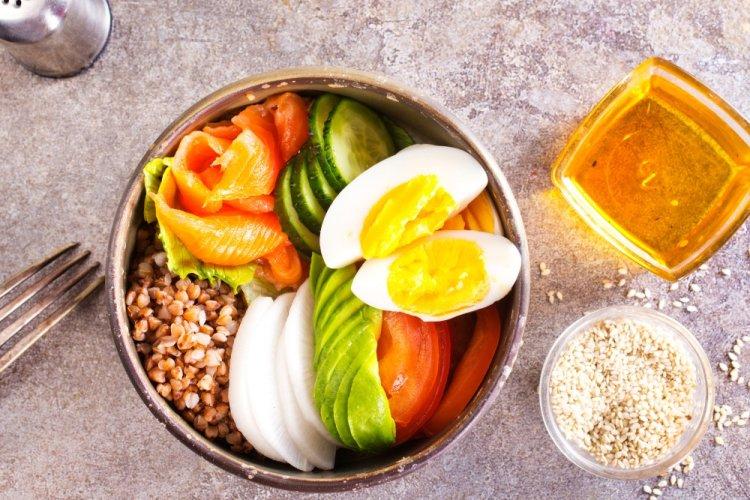 12 легких та корисних рецептів боулів з лососем