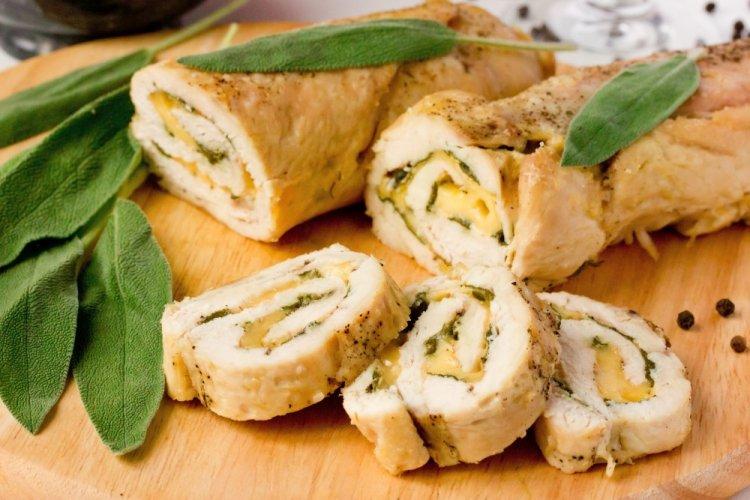 12 рецептів соковитих та ніжних курячих рулетиків в аерогрилі