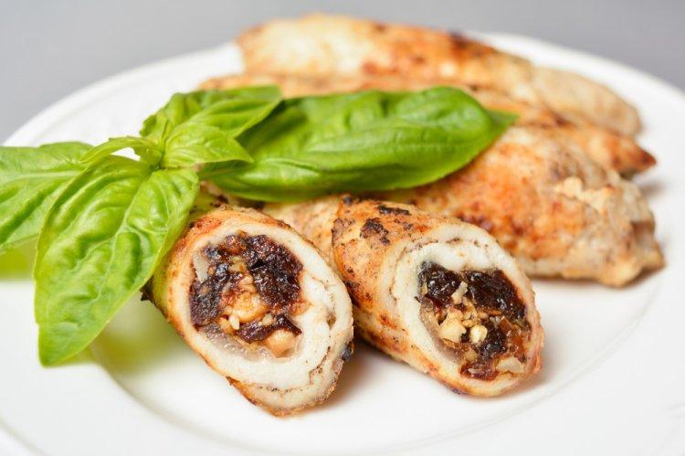 12 рецептів соковитих та ніжних курячих рулетиків в аерогрилі