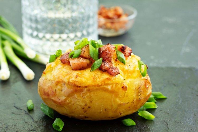 8 приголомшливих рецептів картоплі з беконом в аерогрилі