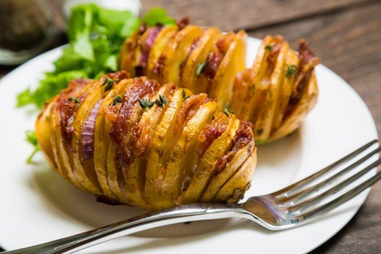 8 приголомшливих рецептів картоплі з беконом в аерогрилі