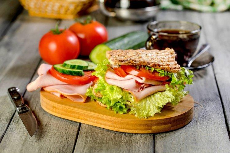 10 рецептів бутербродів з шинкою, перед якими складно встояти