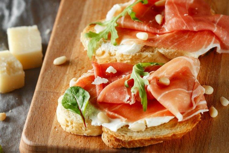 10 рецептів бутербродів з шинкою, перед якими складно встояти