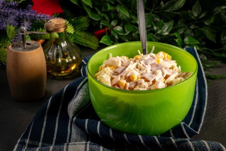 15 неймовірно простих салатів з кукурудзою нашвидкуруч