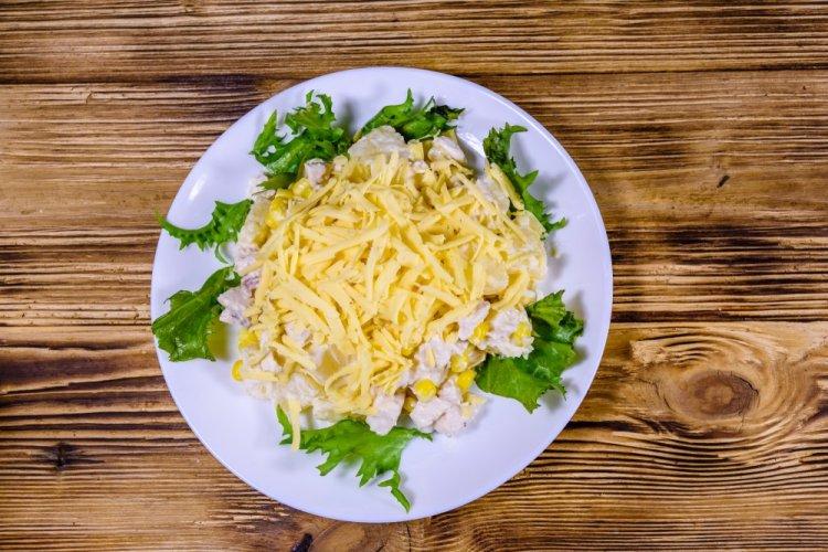 15 неймовірно простих салатів з кукурудзою нашвидкуруч